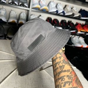 Fear of god essentials bucket hat. Size L/XL color Gray.